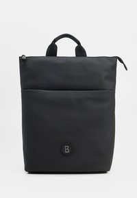 Sac à dos noir avec une finition lisse et mate. Comprend une poignée supérieure et un logo à l'avant. Design minimaliste, forme rectangulaire. Fermeture éclair en haut.