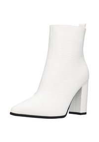 Stivaletto bianco alla caviglia realizzato in materiale texturizzato similcoccodrillo, con punta affusolata e un tacco alto e spesso con suola nera.