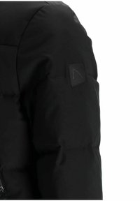 Schwarze Pufferjacke mit einem glatten Texturmaterial an den Ärmeln, einem Patch mit einem minimalistischen Logo auf der Schulter und horizontalen Nähdetails.