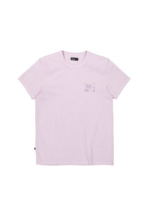 Lichtroze katoenen t-shirt met een ronde hals, korte mouwen en een klein gedrukt logo op de linkerborst. Soepele textuur, standaard pasvorm.