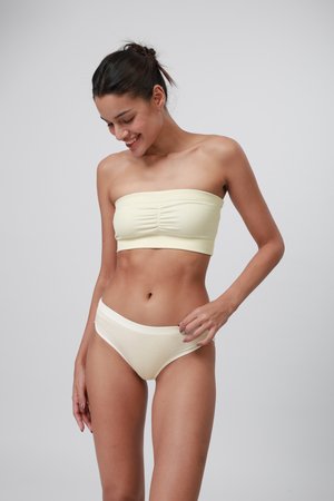 Geel geribd bandeau-top met centrale ruches, gecombineerd met lichtgele bikini-onderbroek, met een gladde textuur en contrasterende afwerking.