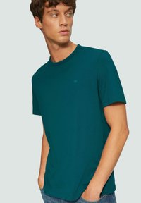 s.Oliver MIT CREWNECK LOGO-DETAIL - Základné tričko - petrol