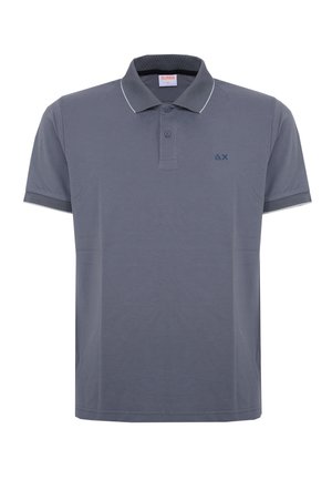 Graues kurzärmliges Herren-Poloshirt mit zwei Knöpfen, weißem Kragenbesatz und kleinem besticktem Logo auf der linken Brust.