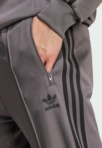 adidas Originals CLASSIC TP - Tracksuit bottoms - grey strata   black