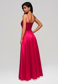 Bodenlanges Abendkleid aus leuchtend pinkem Satin, mit dünnen Trägern und einem taillierten Oberteil mit glatter Textur sowie einem fließenden Rock.