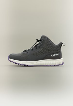 Grå vandtæt Viking-sneaker med mesh-overdel, hvid polstret sål, lilla ydersål og hurtig-træk snøresystem, sidevisning.