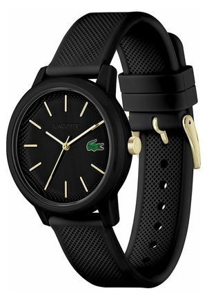 Orologio da polso Lacoste nero con cinturino in silicone testurizzato, indici e lancette dorate e logo del coccodrillo verde sul quadrante.
