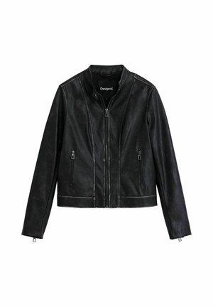 Giacca in pelle nera con colletto alto, due tasche con zip e dettagli di cucitura. Design corto e aderente con maniche lunghe.