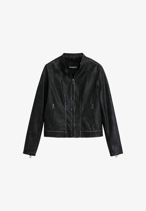 Schwarze Lederjacke mit Stehkragen, zwei Reißverschlusstaschen und genähten Details. Kurzes, tailliertes Design mit langen Ärmeln.