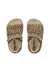 Kindersandalen im Leopardenmuster mit zwei verstellbaren Klettverschlüssen, gepolsterten Innensohlen und einer leichten Sohle für Komfort.