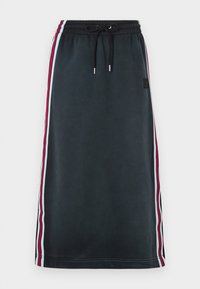 Μαύρη midi φούστα με ελαστική μέση, μαύρο κορδόνι και πλαϊνές ρίγες σε ανοιχτό μπλε, κόκκινο και μαύρο.