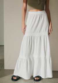 Next TEXTURED - REGULAR FIT - Maksi sijonas - white