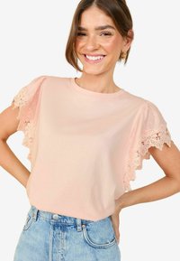REGULAR FIT - BRODERIE FLUTTER - T-shirt con stampa - pink