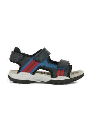 Sandalia azul y negra con rayas rojas, hecha de material sintético. Cuenta con dos correas ajustables de Velcro y una suela de goma texturizada.
