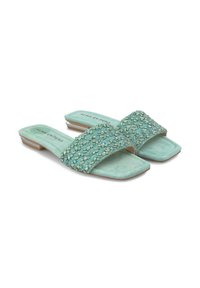 Sandalias deslizantes de color verde menta con una correa texturizada de cuentas y una suela plana. Material de ante suave con un diseño de puntera cuadrada.