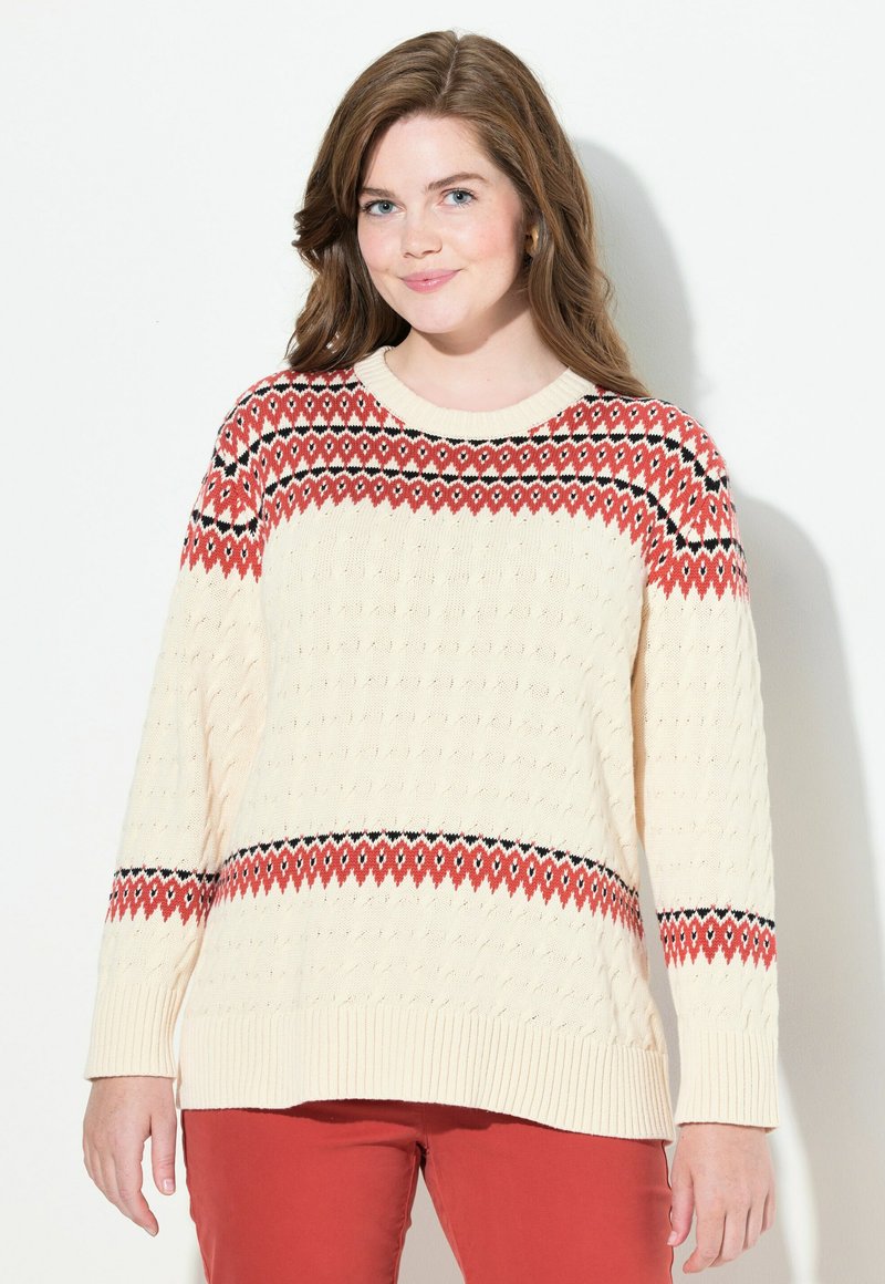 Maglione lavorato a maglia beige con un motivo testurizzato, caratterizzato da una fascia geometrica rossa e nera attraverso il petto e maniche lunghe.