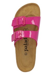 Rosa lacklädersandal med två justerbara spännen, korkfotbädd och en strukturerad innersula, med varumärket "paladur" tryckt på.