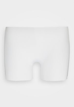Hvite boksershorts laget av glatt stoff, med et enkelt design og elastisk midje, uten synlige mønstre eller detaljer.
