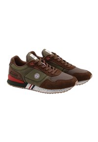 Sneaker in suede marrone e verde oliva con accenti rossi e bianchi, intersuole bianche macchiate e toppe con logo sui lati e sulla linguetta.