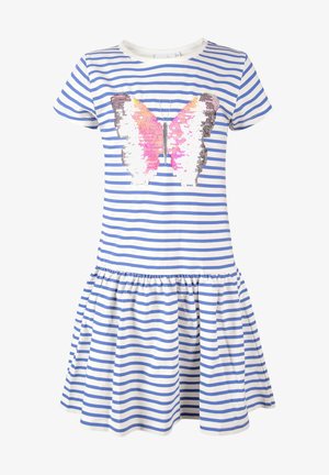 Abito a maniche corte a righe blu e bianche con gonna arricciata e grande farfalla in paillettes rosa, argento e bianche sul davanti.