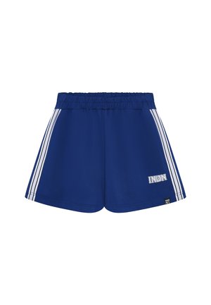 Shorts de sport bleus avec une ceinture élastique, dotés de bandes blanches sur les côtés et d'un écusson logo à l'avant. Texture de tissu lisse.