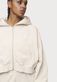 Pegador LANA LOGO CROPPED ZIP HOODIE - Φούτερ με φερμουάρ - washed coast/sand white