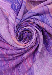 Sciarpa viola con texture in tessuto morbido, caratterizzata da motivi astratti in diverse sfumature di viola e accenti di rosa e arancione. Design arrotolato.