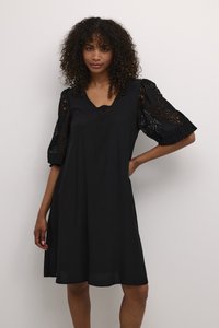Vestido negro con mangas cortas abullonadas de encaje y escote en V, con un corte holgado y una textura de tela suave.
