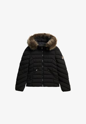 Sort dunjakke med quiltet mønster, pelsforet hætte, to lynlåslommer i siden og en logopatch på venstre arm.