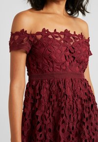 Chi Chi London Koktejlové šaty / šaty na párty - dark red