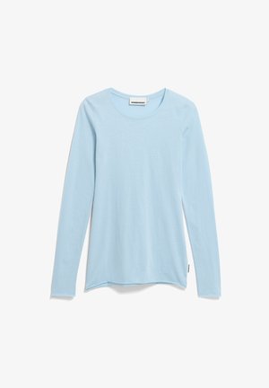 Langärmeliges, hellblaues Baumwoll-T-Shirt mit rundem Ausschnitt und leicht geschwungenem Saum, mit minimalistischem Design und ohne sichtbare Muster.