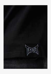 Seleccionado, black ecru red