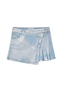 Gonna in denim azzurro chiaro con finitura metallizzata, dotata di chiusura con bottone laterale, tasca singola e design plissettato su un lato.