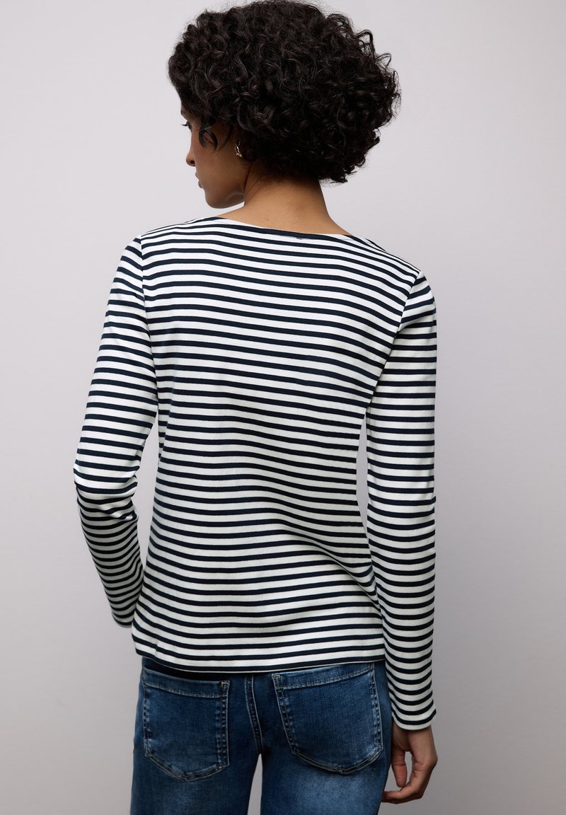 Come abbinare la T-shirt a righe in 10 look per l'Estate 2022