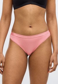 Ružové bikinové nohavičky s hladkou, elastickou textúrou a nízkym pásom, s jemným logom na páse a mäkkými švami.