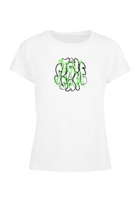 Hvid bomulds T-shirt med korte ærmer, der har et sort og neon grønt tekstdesign, som læser "STAY CALM." Standard pasform, blød tekstur.