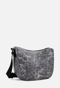 Borsa a spalla nera e grigia con stampa di un paesaggio urbano storico, dotata di chiusura con zip e tracolla regolabile, accentuata da un logo dorato.