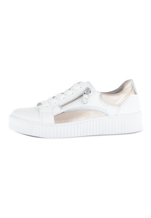 Weißer Sneaker mit einer strukturierten Gummisohle, ausgestattet mit einem metallischen Goldakzent, einem seitlichen Reißverschluss und traditionellen Schnürsenkeln. Glattes Lederfinish.