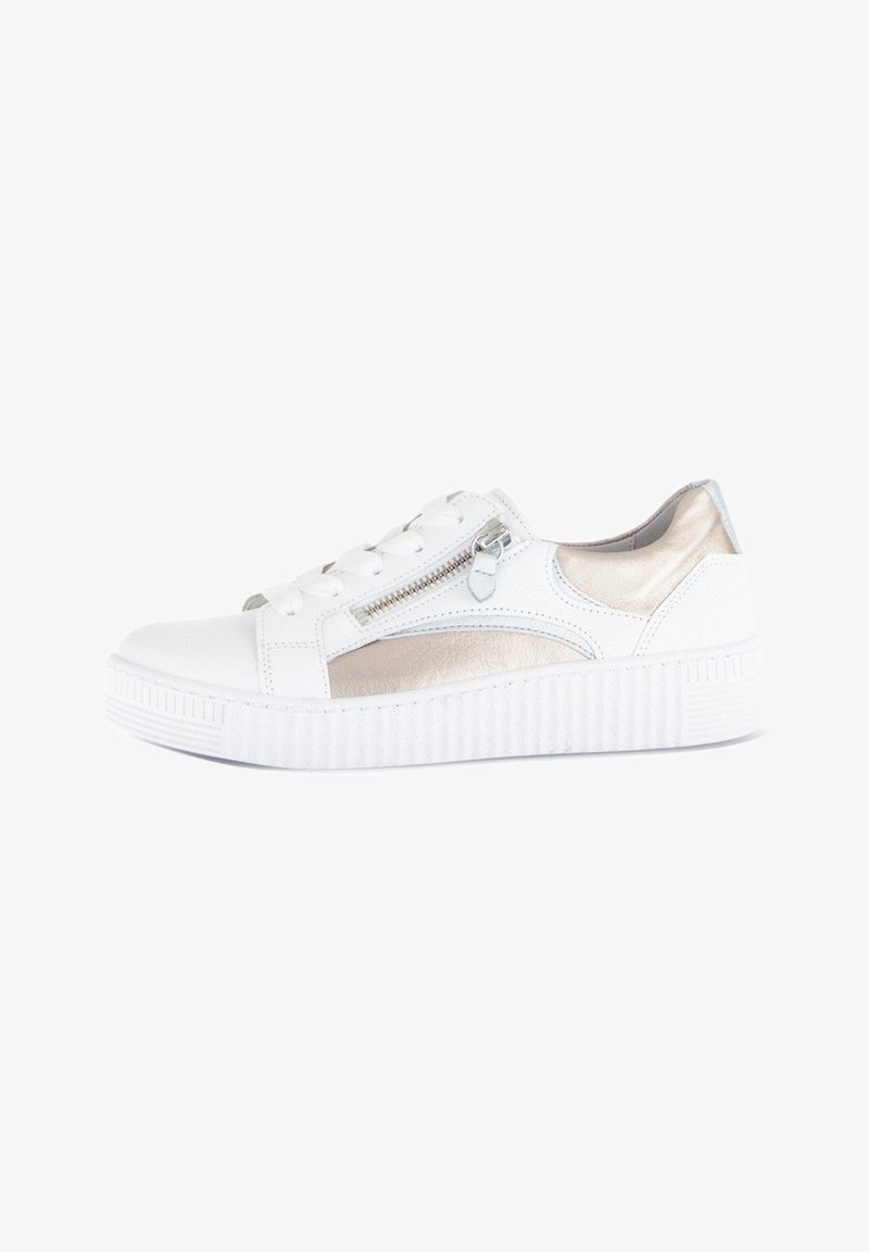 Sneaker blanche avec une semelle en caoutchouc texturée, dotée d'un accent métallique doré, d'une fermeture éclair sur le côté et de lacets traditionnels. Fini en cuir lisse.