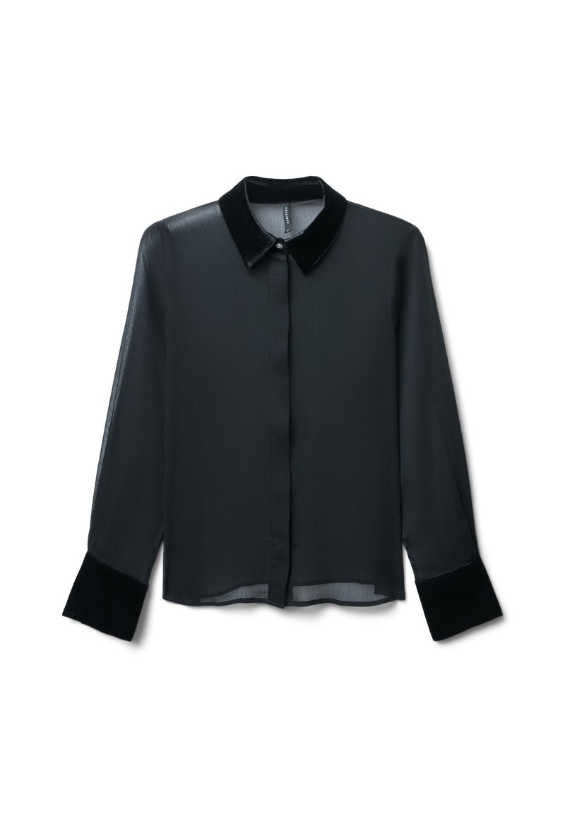 Blusa nera trasparente con colletto e polsini in velluto. Presenta maniche lunghe e chiusura a bottoni sul davanti. Tessuto testurizzato con una finitura liscia.