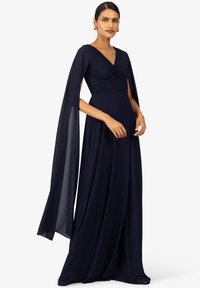 Abito lungo blu navy con scollatura plissettata, ampie maniche a cappuccio e una gonna morbida e fluida, realizzato in tessuto leggero.