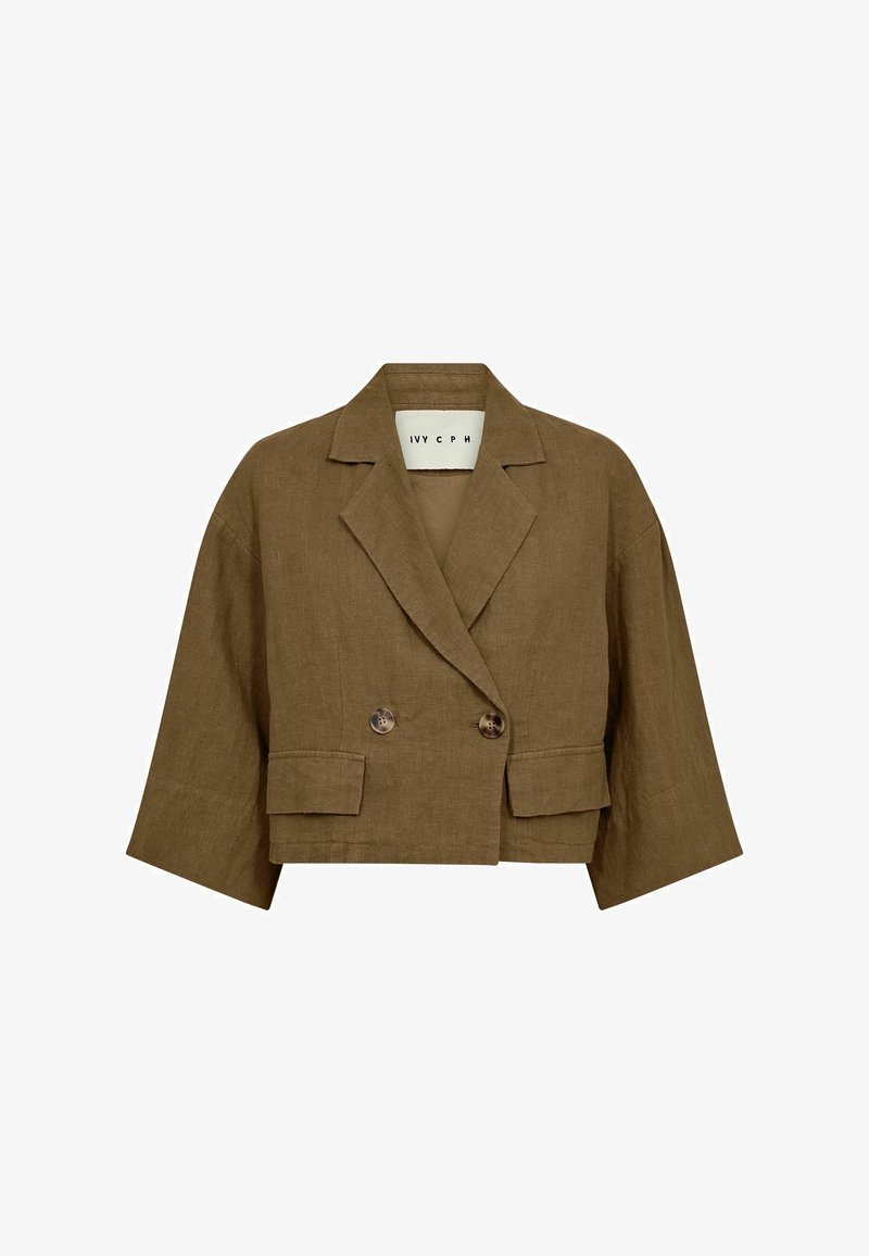 Blazer crop marron avec manches larges, revers crantés, deux boutons devant et poches à rabat en tissu texturé.