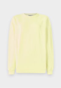 Lys gul genser laget av bomull, med lange ermer, rund hals og ribbestrikket kant. "STIEGLITZ" preget på forsiden.