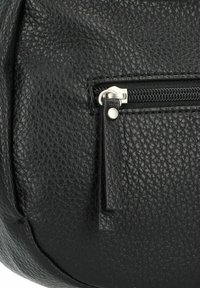 Borsa in pelle nera con superficie texturizzata, dotata di una tasca con zip e accenti in metallo argentato. Forma compatta e rotonda.