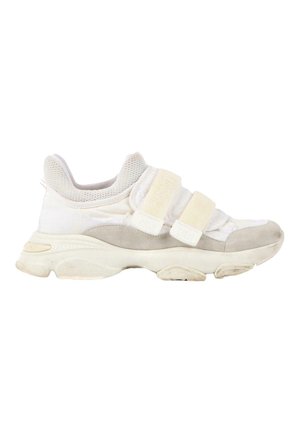 Baskets blanches et beiges avec semelle épaisse et deux larges bandes velcro, doublure en mesh et détails en daim, vues de profil.