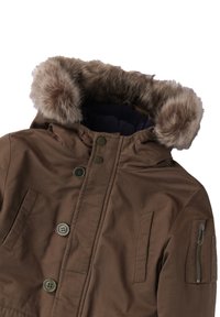 Brązowa parka z kapturem wykończonym sztucznym futrem, z guzikami, bocznymi kieszeniami oraz kieszenią na suwak na rękawie. Gładki, trwały materiał.
