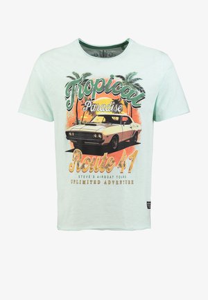 Maglietta verde chiaro con illustrazione di un'auto d'epoca, palme, tramonto e testo "Tropical Paradise Route 41 Steve's Airboat Tours."