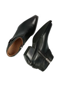 Botas de tobillo de cuero negro con punta afilada, acabado texturizado, detalle de cremallera plateada y tacón ancho. Suela plana y detalles de costura.