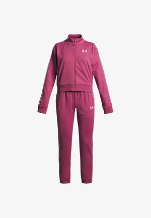 Bordeauxkleurig trainingspak van gladde stof, bestaande uit een zip-up jack met hoge kraag en bijpassende broek, beide geaccentueerd met witte strepen en een logo.