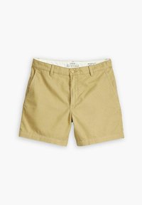 Khaki chino šortky vyrobené z bavlny s rovnýcm střihem, dvěma předními kapsami a páskem s nášivkou ukazující značku a velikost.